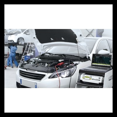 Carro branco com capô aberto e equipamento de diagnóstico na oficina