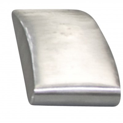 Peça metálica prateada retangular com superfície curva