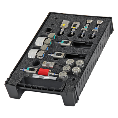 Conjunto de peças metálicas e plásticas organizadas em caixa preta com espuma protetora