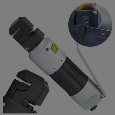 Ferramenta pneumática cinza e preta com cabeça em gancho e detalhe ampliado