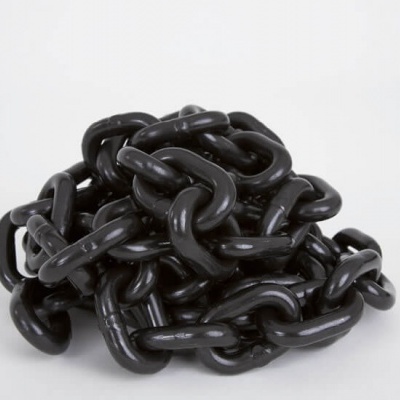 Corrente metálica preta em monte sobre superfície branca
