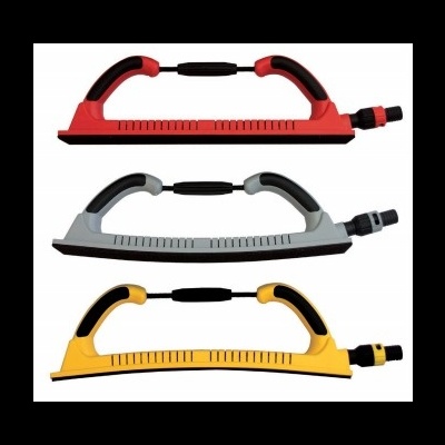 Três regadores de jardim horizontais coloridos com punhos ergonómicos