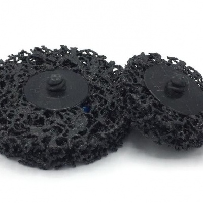 Dois discos abrasivos pretos com pino central sobre fundo branco