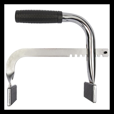 Brinquedo para equitação de cavalo em metal e borracha preta sobre fundo branco