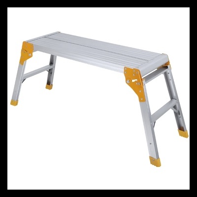 Banco de trabalho portátil em alumínio com pernas dobráveis e detalhes amarelos.