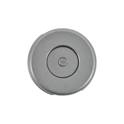 Botão metálico circular cinza com um círculo concêntrico e ponto central