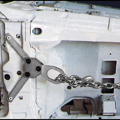 Encaixe metálico triangular com corrente ligada a estrutura metálica branca