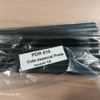 Pacote plástico com bastões pretos de cola quente com rótulo branco e texto impresso.