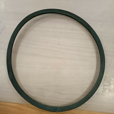 Anel circular negro em material semelhante a borracha sobre superfície clara