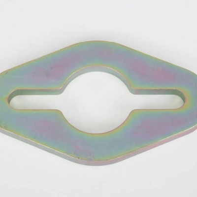 Peça metálica oval com orifício central e dois cortes laterais