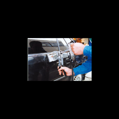 Pessoa a pintar porta de carro preto com pistola de pintura prateada