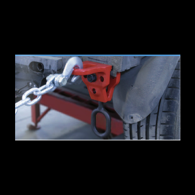 Gancho de reboque vermelho e corrente fixados na traseira de um veículo preto próximo à roda