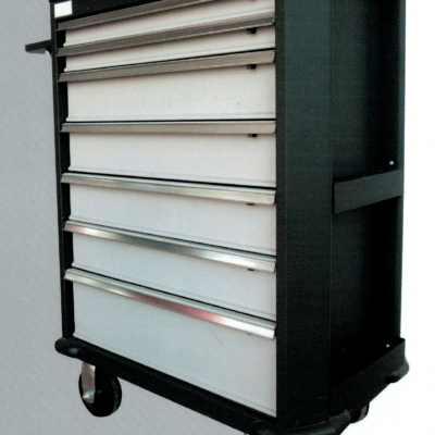 Carrinho de ferramentas preto com gavetas brancas e rodas