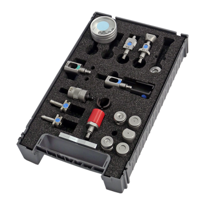 Conjunto de peças metálicas organizadas em caixa preta com espuma