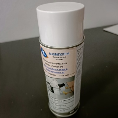 Lata de spray com tampa branca e rótulo com informações em português sobre o produto RODRISYSTEM