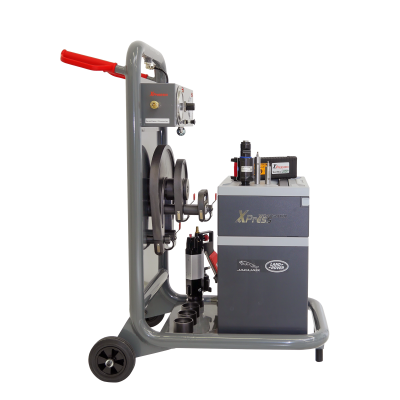 Máquina industrial cinza com alça vermelha e mangueira enrolada