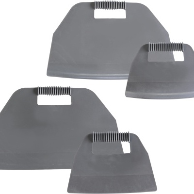 Conjunto de quatro espátulas de plástico cinza com cabo ranhurado