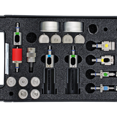 Conjunto de peças técnicas organizadas em caixa foam preta