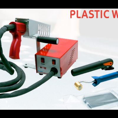 Conjunto de soldador plástico vermelho e branco com pistola, cabo preto e ferramentas auxiliares sobre superfície branca