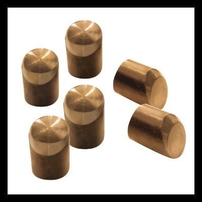 Cinco tampas cilíndricas de metal cobre com acabamento liso e superfície superior circular