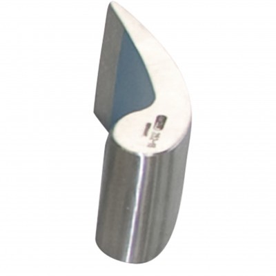 Objeto metálico curvo prateado sobre fundo branco