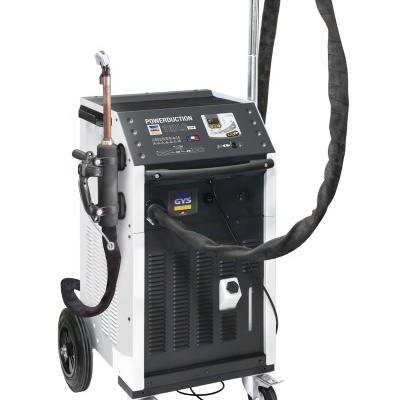 Equipamento industrial de soldadura com painel de controlo, rodas e tocha.