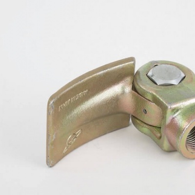 Ferramenta metálica dourada com porca hexagonal e placa curva