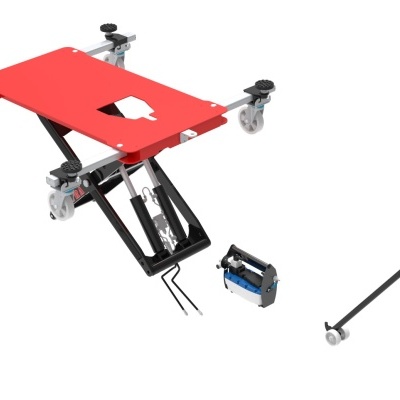 Plataforma móvel vermelha com estrutura metálica e rodas, dispositivo manual e barra preta com roda