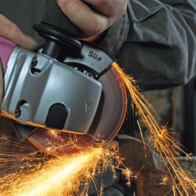 Máquina de esmerilagem a cortar metal com faíscas