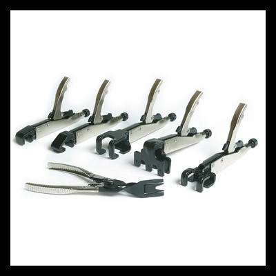 Grampos metálicos e pinça em fundo branco