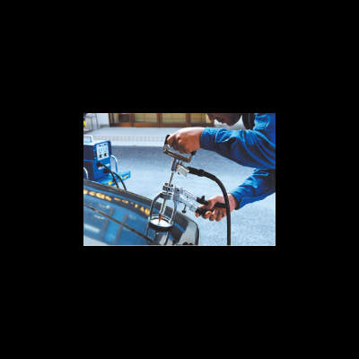 Aparelho de medição digital para vidro automóvel numa superfície de carro escuro