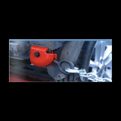 Gancho de reboque vermelho com corrente metálica e roda de carro ao fundo