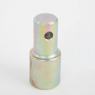 Peça metálica cilíndrica com orifício, fundo branco