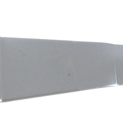 Ferramenta metálica prateada com extremidade circular dentada em fundo branco