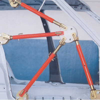 Estrutura metálica de carro com barras de reforço vermelhas e suportes dourados