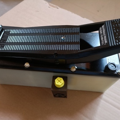 Pedal industrial de controlo de velocidade com caixa branca e botão amarelo