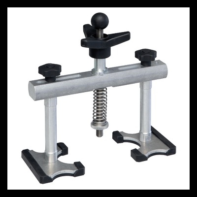 Ferramenta metálica com botões de plástico preto sobre fundo branco