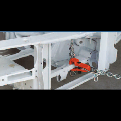 Estrutura branca de chassis automóvel com gancho vermelho e corrente metálica