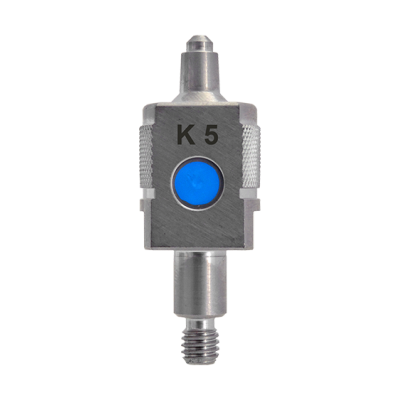 Conector metálico prateado com botão azul e inscrição K 5