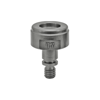 Peça metálica pequena com rosca e gravação T7