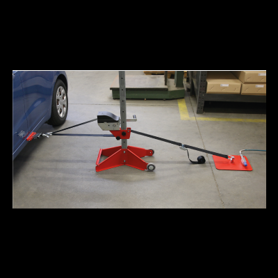 Guincho para reparação de danos automóveis numa garagem com chão cinza e carro azul ao lado