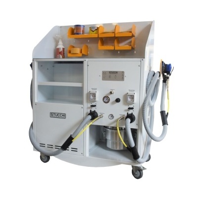 Máquina industrial branca STUCCHI com tubos e suportes amarelos em fundo branco