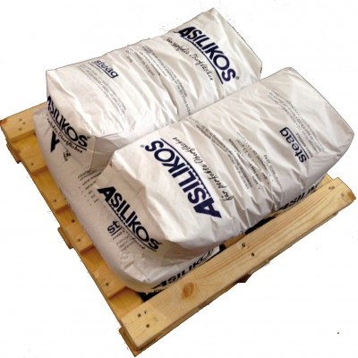 Sacos brancos de ASILIKOS sobre palete de madeira