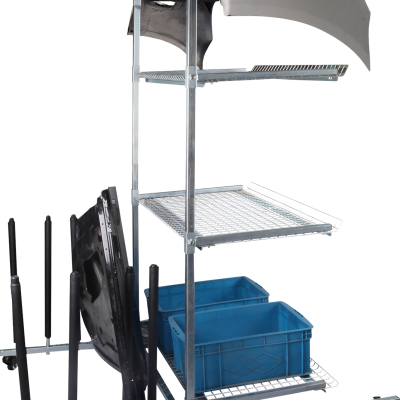 Carrinho metálico com peças automóveis e caixas azuis