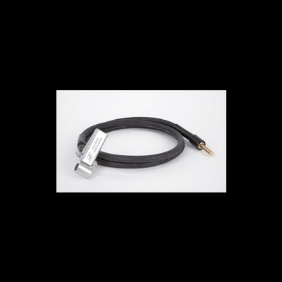 Cabo de áudio preto com conectores laterais em fundo branco