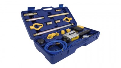 Estojo azul aberto com várias ferramentas metálicas e amarelas organisadas dentro