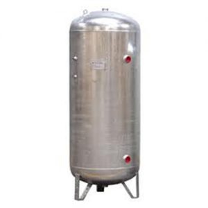 Tanque metálico cilíndrico vertical prateado com suportes e aberturas vermelhas