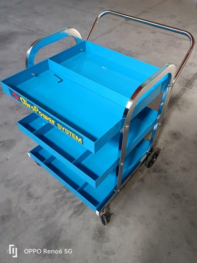 Carrinho de trabalho metálico azul com estrutura cromada e rodas