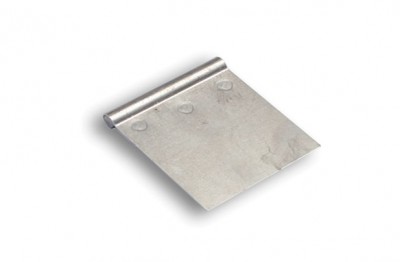 Lâmina metálica retangular prateada em fundo branco