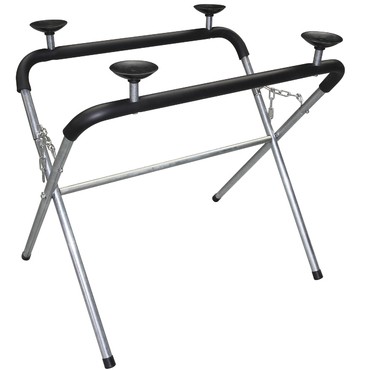 Estrutura metálica dobrável com suportes pretos e almofadas redondas